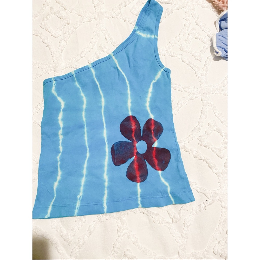 Fun cute one shoulder tee.